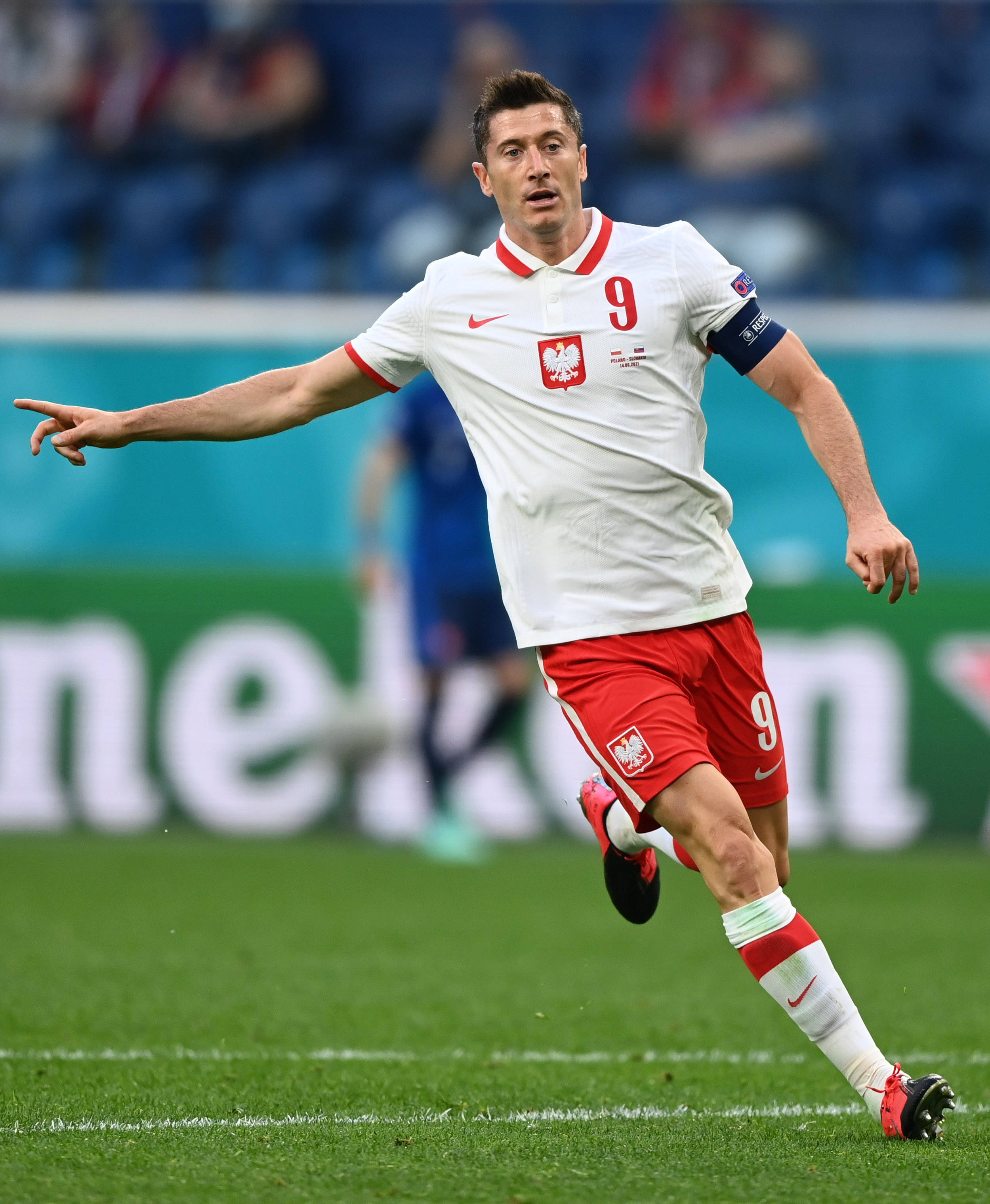 莱万多夫斯基重返赛场，重返赛场首场状态出色，利物浦观众沸腾！