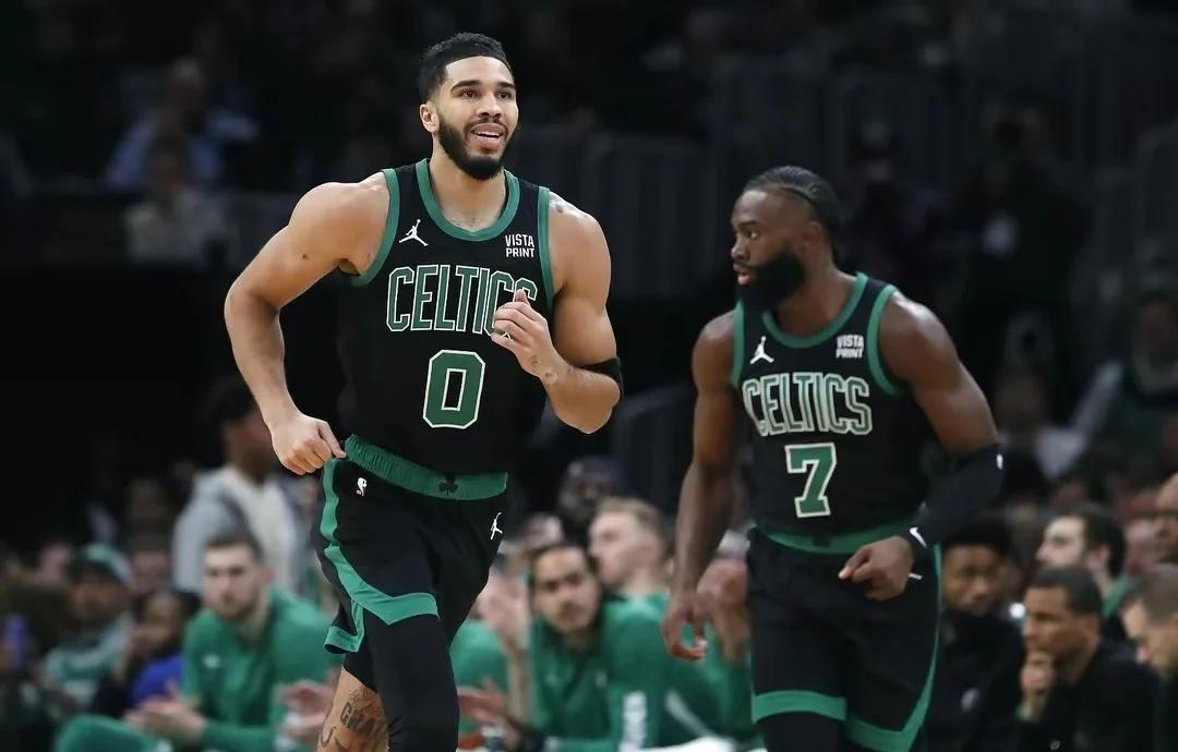 塔图姆迎来十赛季出色发挥，瑞士队观众热烈欢呼！